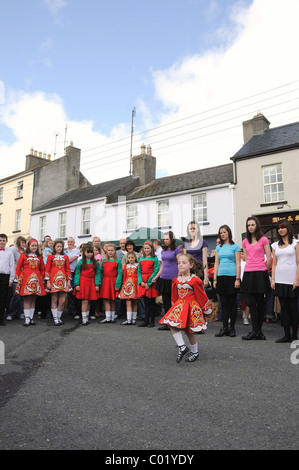 Les enfants en costume traditionnel avec Neo-Celtic motivations pour un événement avec la danse irlandaise à la ville, équitable, Birr Offaly, Midlands Banque D'Images