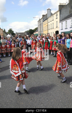 Les enfants en costume traditionnel avec Neo-Celtic motivations pour un événement avec la danse irlandaise à la ville, équitable, Birr Offaly, Midlands Banque D'Images