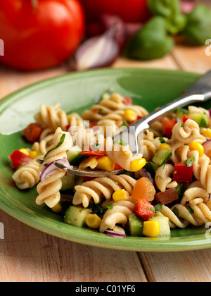 Chaque partie de la salade de pâtes d'épeautre végétarien Banque D'Images