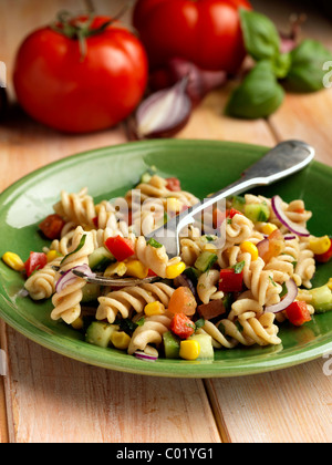 Chaque partie de la salade de pâtes d'épeautre végétarien Banque D'Images