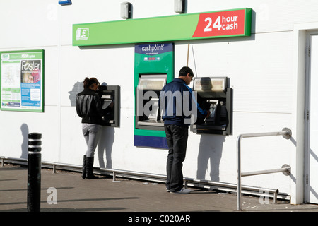 UK. CASH MACHINE ATM SHOPPERS À l'extérieur de l'ASDA supermarché ouvert 24h/24, LONDON LEYTON DANS Banque D'Images