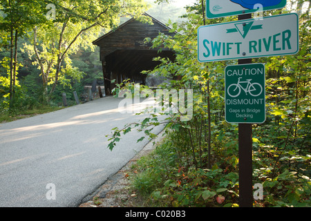 Pont couvert d'Albany qui traverse la rivière Swift à Albany, New Hampshire, USA juste à côté de l'autoroute Kancamagus. Banque D'Images