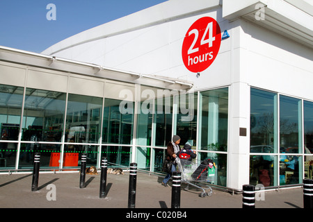 UK. Les clients SHOPPING À ASDA supermarché ouvert 24h/24, LONDON LEYTON DANS Banque D'Images