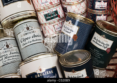 Boîtes de foie gras et champignons pate en vente dans specialst shop Dordogne France Europe Français Banque D'Images