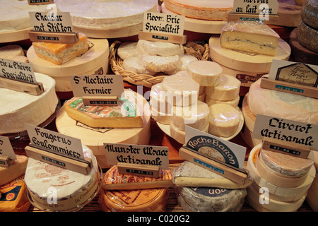 Un affichage étonnant de fromages dans un magasin à Bruges, Belgique. Banque D'Images