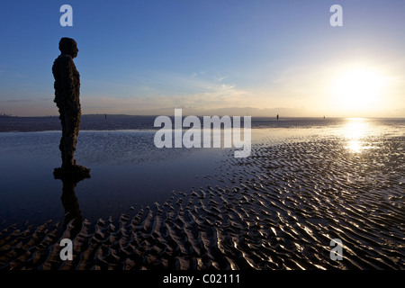 Antony Gormley sculpture, un autre endroit, Crosby Beach, novembre, Merseyside, England, UK, Royaume-Uni, GO, Grande-Bretagne, Banque D'Images
