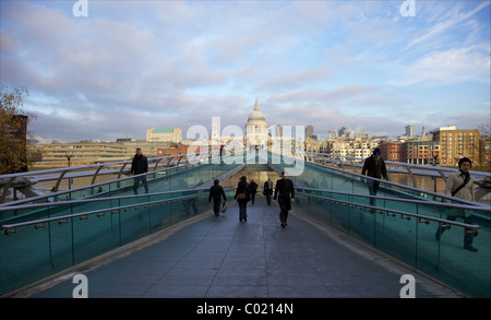 Les piétons sur le pont du Millénaire, traversant la Tamise, extraite du Bankside à la Cathédrale St Paul, à Londres, en Angleterre Banque D'Images