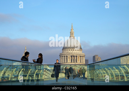 Les piétons sur le pont du Millénaire, traversant la Tamise, extraite du Bankside à la Cathédrale St Paul, à Londres, en Angleterre Banque D'Images