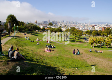 Les gens regardent le brouillard rouler dans plus de San Francisco depuis Mission Dolores Park. San Francisco, California, USA Banque D'Images