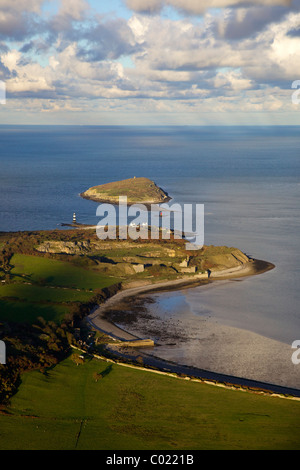 Photo aérienne de l'île de macareux, ou Ynys Seiriol et Point noir, l'Anglesey et le détroit de Menai, Gwynedd, au nord du Pays de Galles, Cymru Banque D'Images