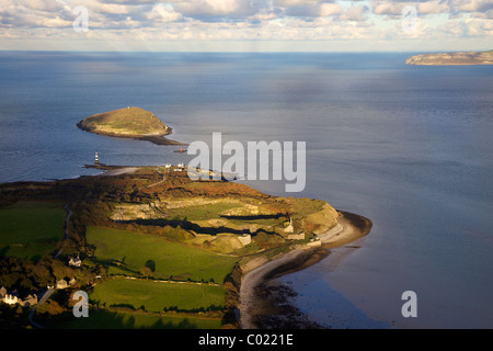 Photo aérienne de l'île de macareux, ou Ynys Seiriol et Point noir, l'Anglesey et le détroit de Menai, Gwynedd, au nord du Pays de Galles, Cymru Banque D'Images