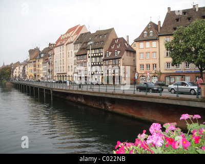 Riverside de bâtiments par l'Ill, à Strasbourg, France Banque D'Images