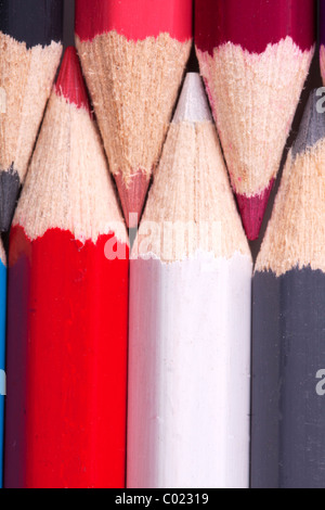 Arrière-plan d'un close up de couleurs crayons de couleur en rouge, blanc, gris et violet. Banque D'Images