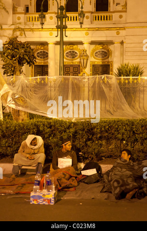 Camping des manifestants anti-Moubarak à l'extérieur du parlement building at night, près de la place Tahrir, Le Caire, Egypte Banque D'Images