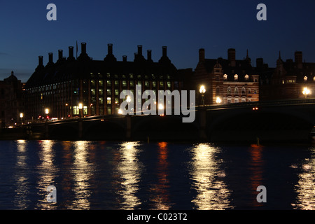 Westminster Bridge sur la rivière Thames, London England Banque D'Images