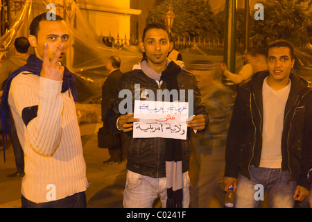 Des manifestants anti-Moubarak signe avec 'Arabe, Arabe, pas une Province Américaine" à l'extérieur du bâtiment de l'Assemblée du peuple dans la nuit, Le Caire Banque D'Images