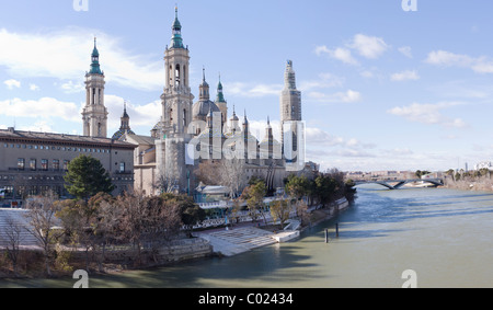 Pont romain et basilique de 'El PIlar de Saragosse (Espagne) Banque D'Images