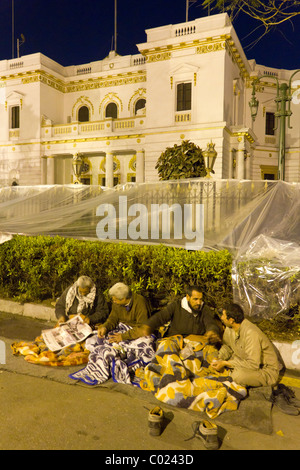 Camping des manifestants anti-Moubarak à l'extérieur du parlement building at night, près de la place Tahrir, Le Caire, Egypte Banque D'Images