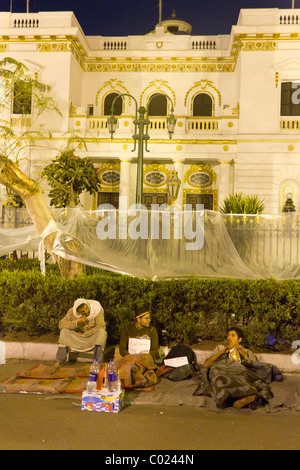 Camping des manifestants anti-Moubarak à l'extérieur du parlement building at night, près de la place Tahrir, Le Caire, Egypte Banque D'Images