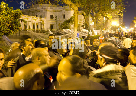 Des manifestants anti-Moubarak à l'extérieur du bâtiment de l'Assemblée du Peuple, près de la place Tahrir, Le Caire, Egypte Banque D'Images