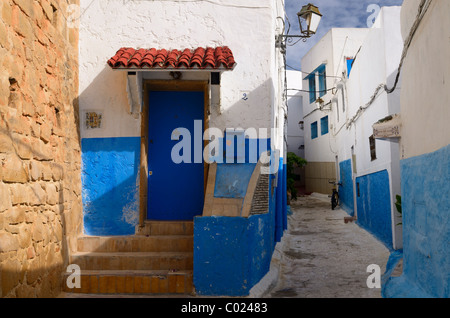 Porte bleue fenêtres et murs blancs de ruelle dans la kasbah oudaia Rabat Maroc Banque D'Images