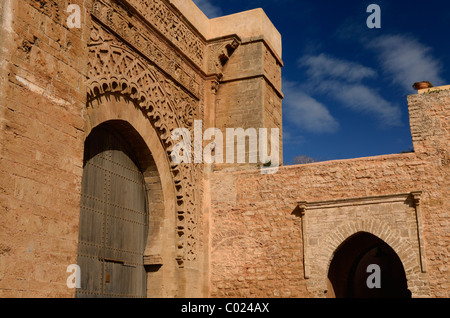 Voûte en pierre ocre rouge de l'ancienne Yacouh el Mansour Bab Oudaia porte d'entrée de la Kasbah à Rabat Maroc Banque D'Images