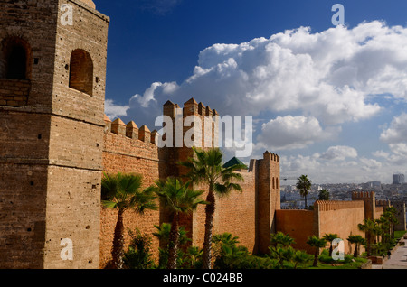 Remparts épais de l'ancienne kasbah oudaia à Rabat Maroc moderne dans la distance Banque D'Images