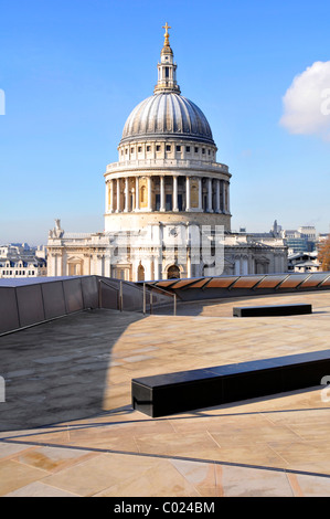 Un nouveau centre commercial changement toit-terrasse & dôme de emblématique historique cathédrale St Paul église européenne vue ciel bleu jour dans City of London UK Banque D'Images