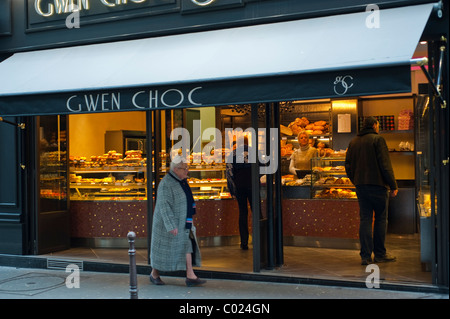 Paris, France, gens achetant du pain, boulangerie française, boulangerie,Extérieur de la pâtisserie, façade du magasin « Gwen Choc », quartier du Marais, Banque D'Images