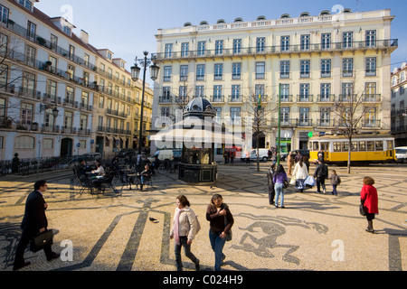 Praça Luis de Camoes dispose d'un kiosque de rafraîchissements et d'une station de tram, Chiado, Lisbonne, Portugal Banque D'Images