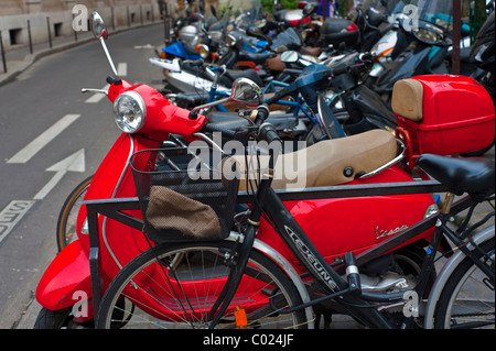 Paris, France, scènes de rue, Groupe des motos en stationnement sur rue, dans le quartier du Marais Banque D'Images