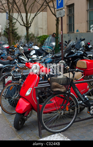 Paris, France, scènes de rue, motos de groupe garées sur le trottoir dans le parking du quartier du Marais Banque D'Images