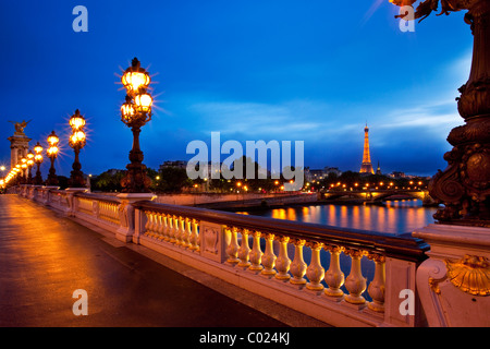 Le long Pont Alexandre III lampes sur Seine avec la tour Eiffel au-delà, Paris France Banque D'Images