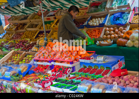 Paris, France, étal français de légumes et de fruits dans le marché alimentaire public, 'le Marais District », marché Stall prix vendeur de rue coloré Banque D'Images