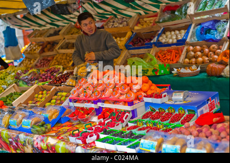 Paris, France, étal français de légumes et de fruits dans le marché alimentaire public, le Marais District, Farmers France, vendeur de rue local, marché Stall prix coloré Banque D'Images