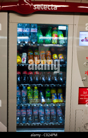 Paris, France, gros plan, Shopping, distributeur automatique de boissons gazeuses et de boissons gazeuses, à l'intérieur, Station de métro, distribution d'eau Banque D'Images