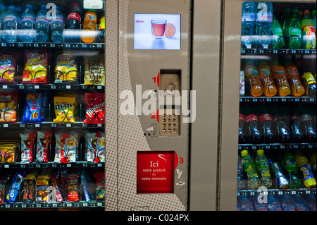 Paris, France, détail, avant, Shopping, Distributeur automatique de malbouffe et boissons gazeuses, intérieur, métro, aliments emballés france, distribution d'eau Banque D'Images