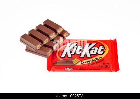 2 Kit Kat chocolat l'un passa un déballés et cassé en deux sur fond blanc, découpe. Banque D'Images