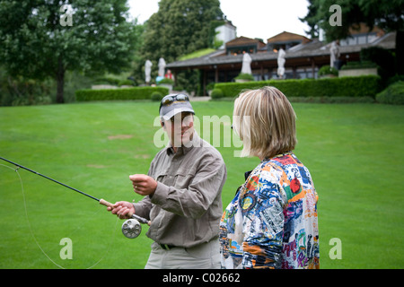 Démonstration de pêche sur les terrains de Huka Lodge Taupo Nouvelle Zélande Banque D'Images