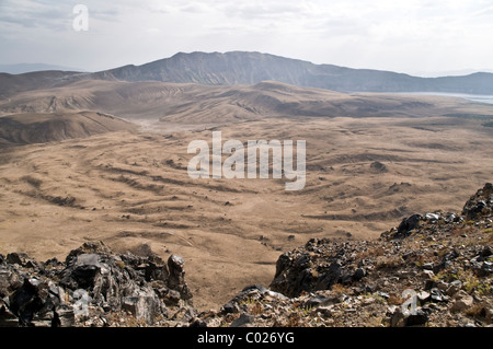 Le cratère volcanique et la caldeira du mont Nemrut au-dessus du lac Van et la ville de Tatvan dans la région orientale de l'Anatolie, dans le sud-est de la Turquie. Banque D'Images