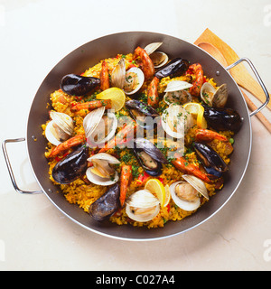 Paella dans wok sur surface blanche Banque D'Images