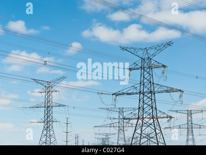 Une longue série de tours de transmission électrique transportant des lignes à haute tension. Banque D'Images