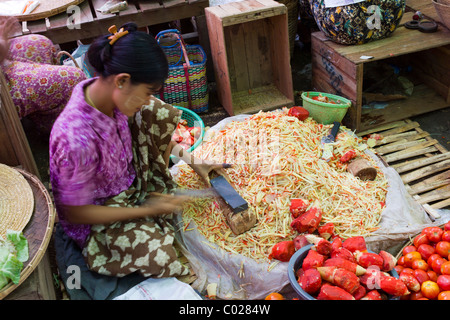 Vendeur de légumes, marché quotidien, New Bagan, Birmanie Myanmar Banque D'Images