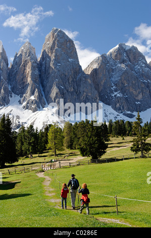 Adolf-Munkel-Weg trail sous la Geislerspitzen massif, avec l'Furchetta pic principal, à l'Glatschalm, Naturpark Puez-Geisler Banque D'Images