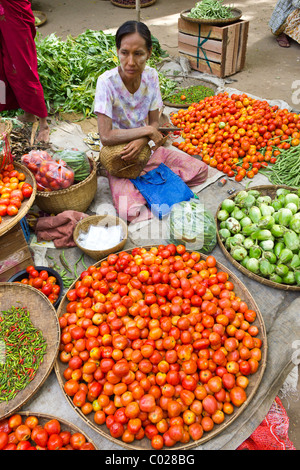 Vendeur de légumes, marché quotidien, New Bagan, Birmanie Myanmar Banque D'Images