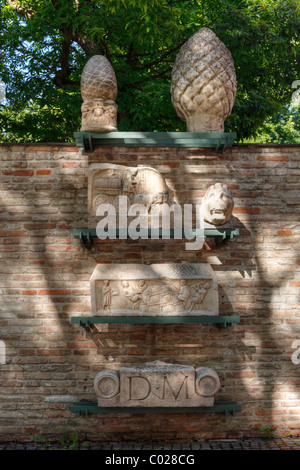 Tombe romaine monuments sur la muraille romaine dans le Fronhof, Fuerstbischoefliche Residenz résidence du prince-évêque, Augsbourg Banque D'Images