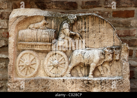 Transport de vin par charrette, tombe romaine monument sur la muraille romaine dans le Fronhof, Fuerstbischoefliche Residenz prince-évêque. Banque D'Images