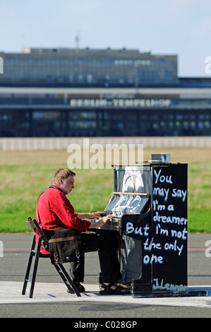 L'installation d'art avec un piano et une image de John Lennon sur le terrain de l'ancien aéroport de Tempelhof, parc Ouvert en 2010 sur Banque D'Images
