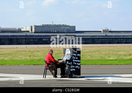 L'installation d'art avec un piano sur le terrain de l'ancien aéroport de Tempelhof, parc Ouvert en 2010 sur Tempelhof Feld, Kreuzberg Banque D'Images