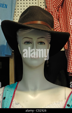 Mannequin Femme avec chapeau dans une boutique, Munich, Bavaria, Germany, Europe Banque D'Images